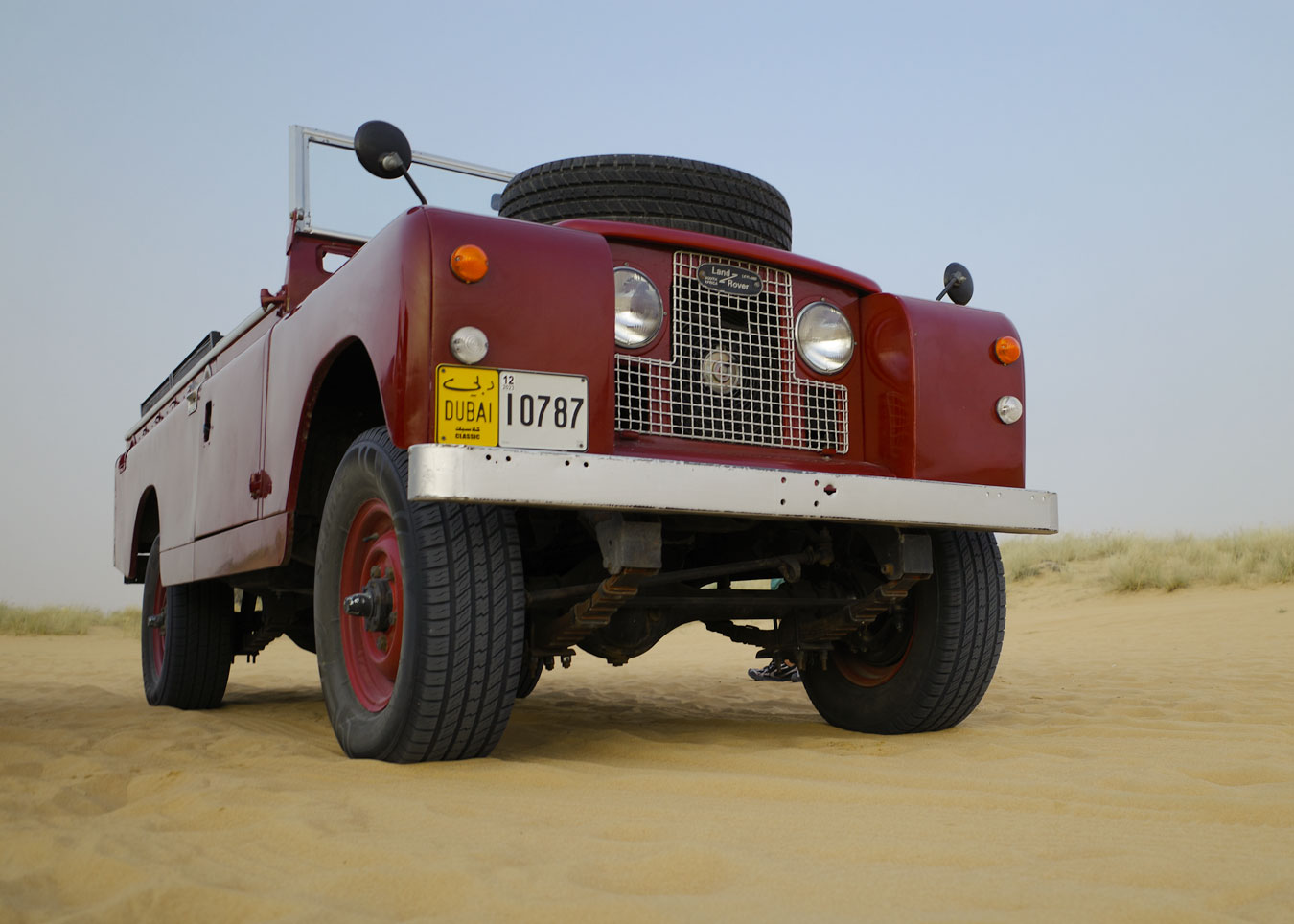 Land rover rouge dans le désert - Dubai - Les voyages d'apogée