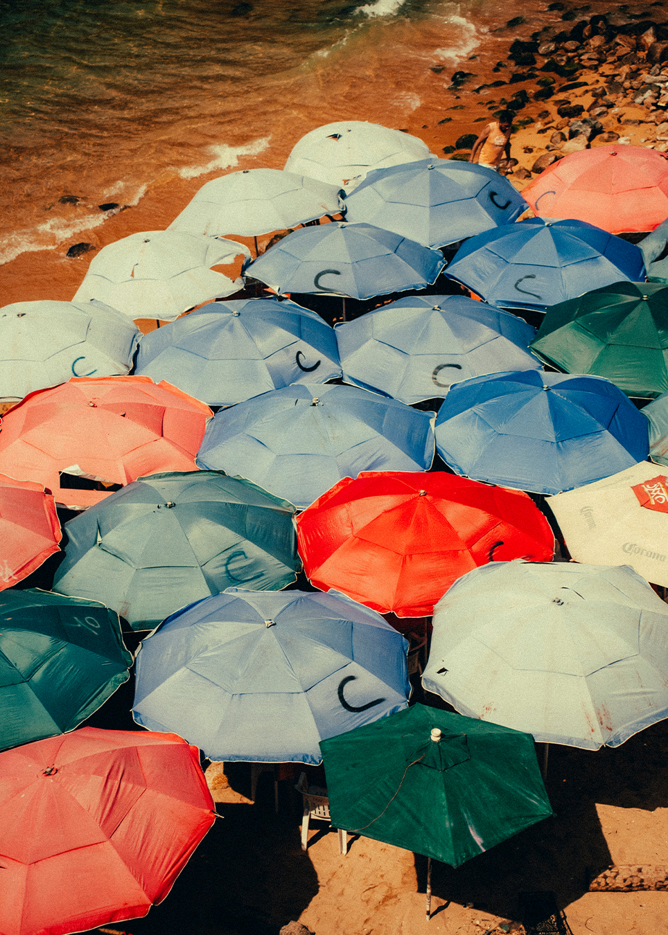 parasols-plage-langosta-acapulco-mexique-lesvoyagesdapogee