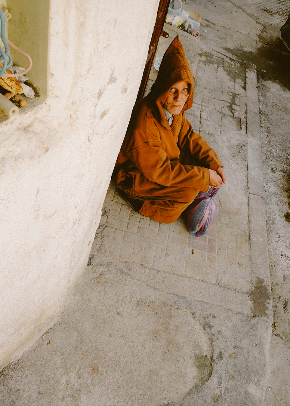 homme assis dans une ruelle médina de Fez Maroc