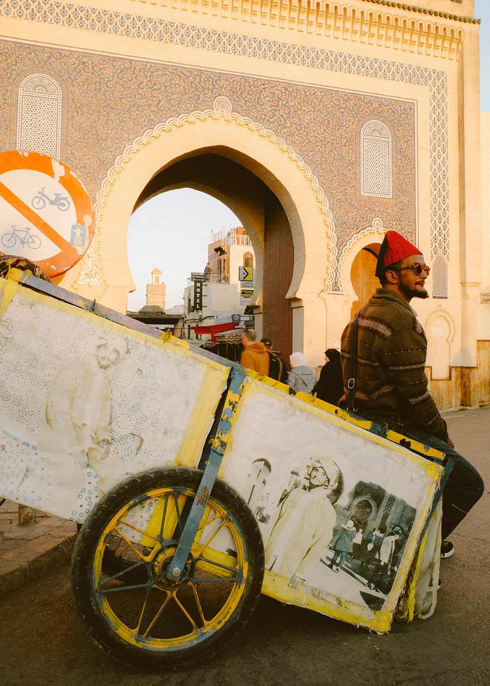 charriot et vendeur devant porte d'entrée de la médina de Fez Maroc