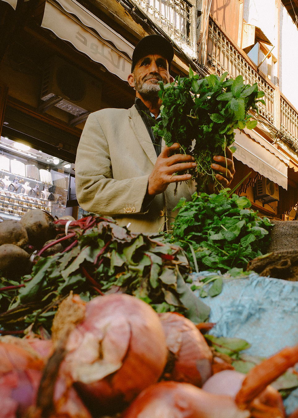 vendeur de légumes marché de Fez Maroc