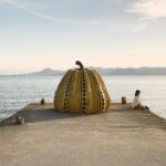 Sculpture Yellow Pumpkin de Yayoi Kusama au bord de la jetée à Naoshima