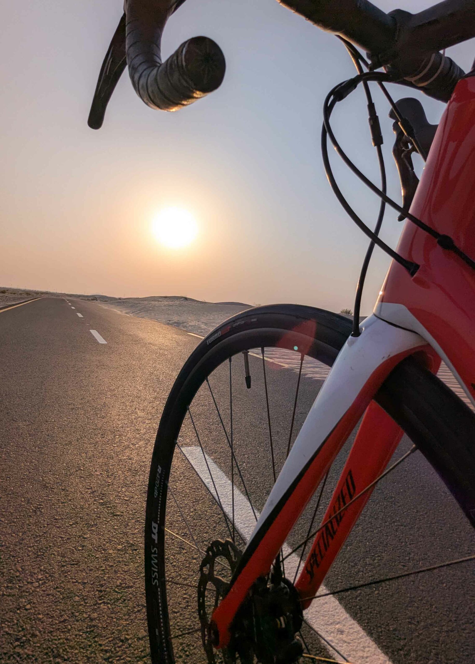 lesvoyagesdapogee-abudhabi-desert-sunset-Al-Wathba-michael-paikert Vélo de route sur la piste cyclable d’Al Wathba au coucher de soleil, au cœur du désert d’Abu Dhabi