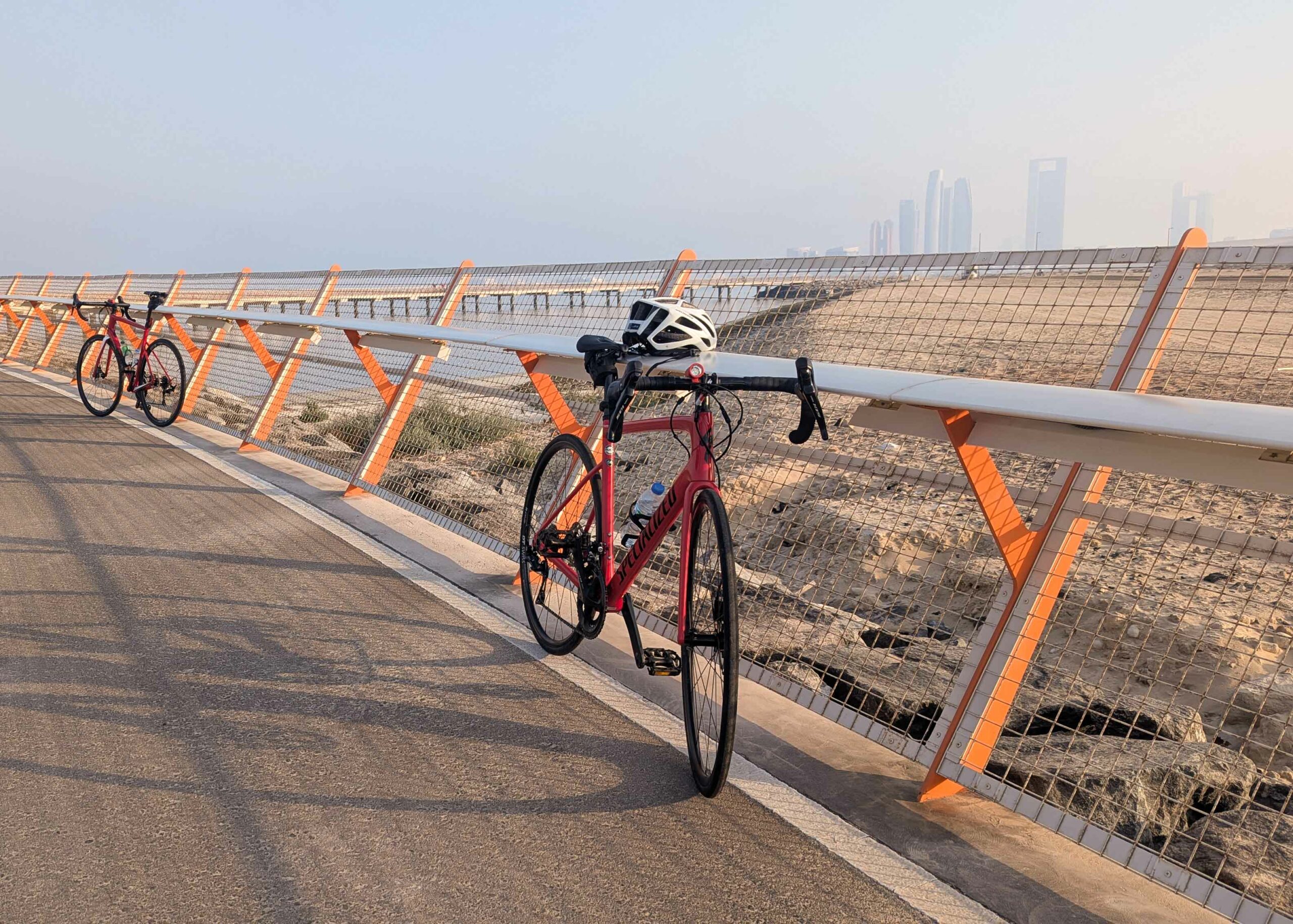 lesvoyagesdapogee-abudhabi-skyline-Al-Hudayriyat-Cycle-Track-waterbridge-michael-paikert Vélo de route sur la piste cyclable d’Al Hudayriyat à Abu Dhabi, avec vue sur la passerelle et la skyline en arrière-plan