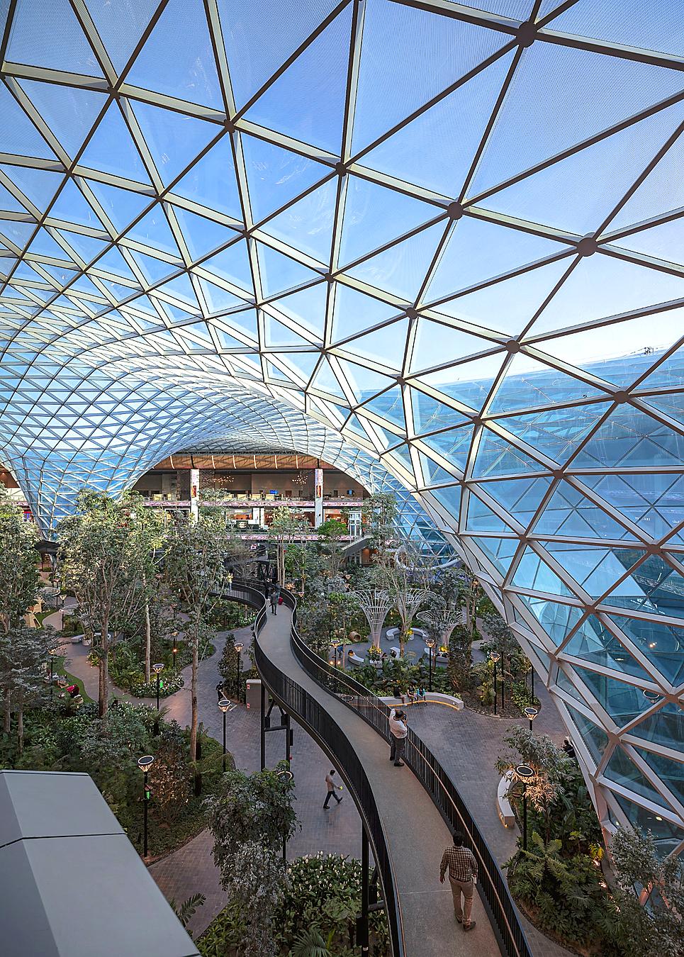 verrière, lumière et verdure dans l'aéroport de Doha Qatar