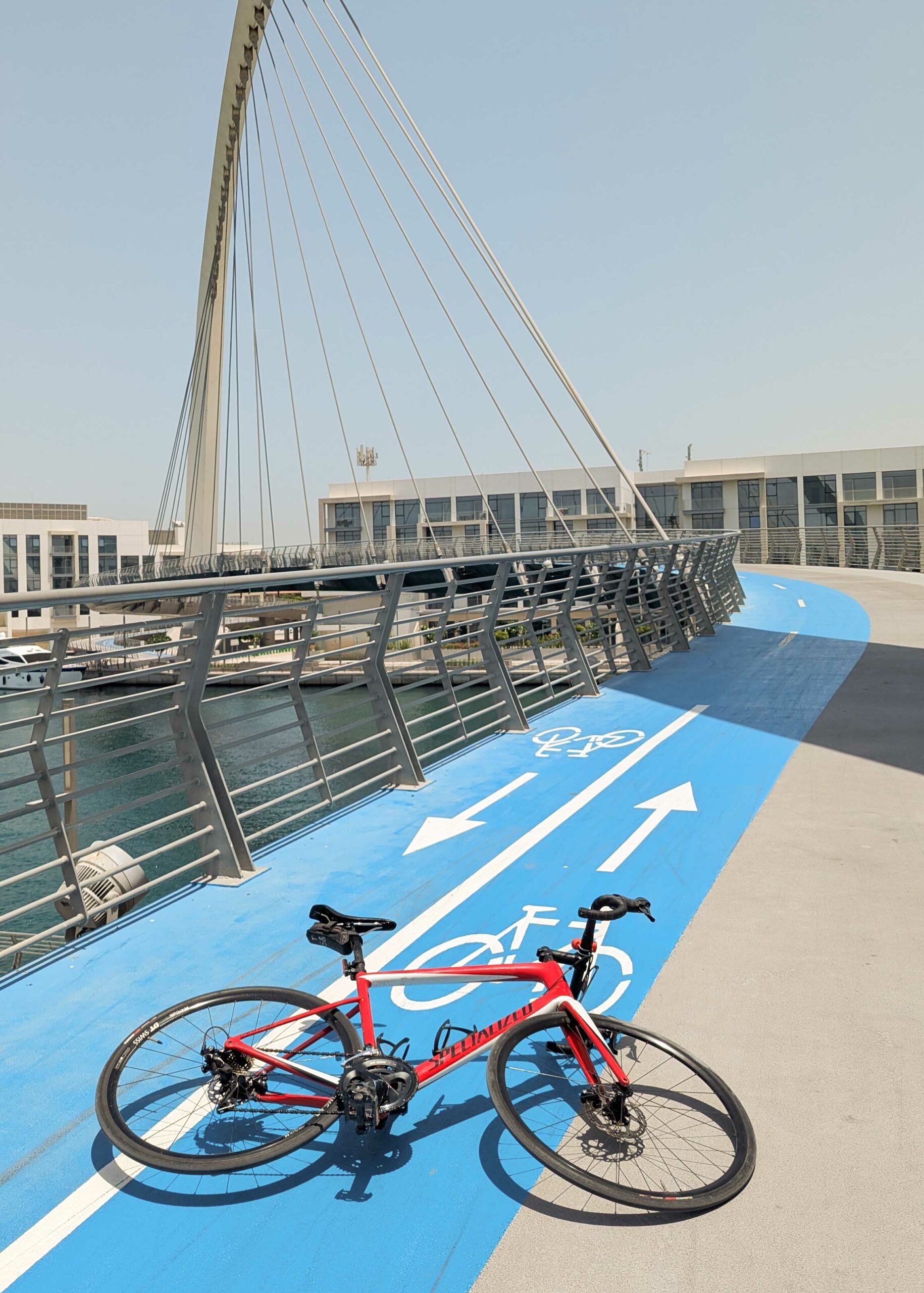 lesvoyagesdapogee-dubaï-businessbay-cyclepath-watercanal-tolerancebridge-vertical-michael-paikert Vélo de route posé sur la piste cyclable du Tolerance Bridge à Dubai, au-dessus du Dubai Water Canal