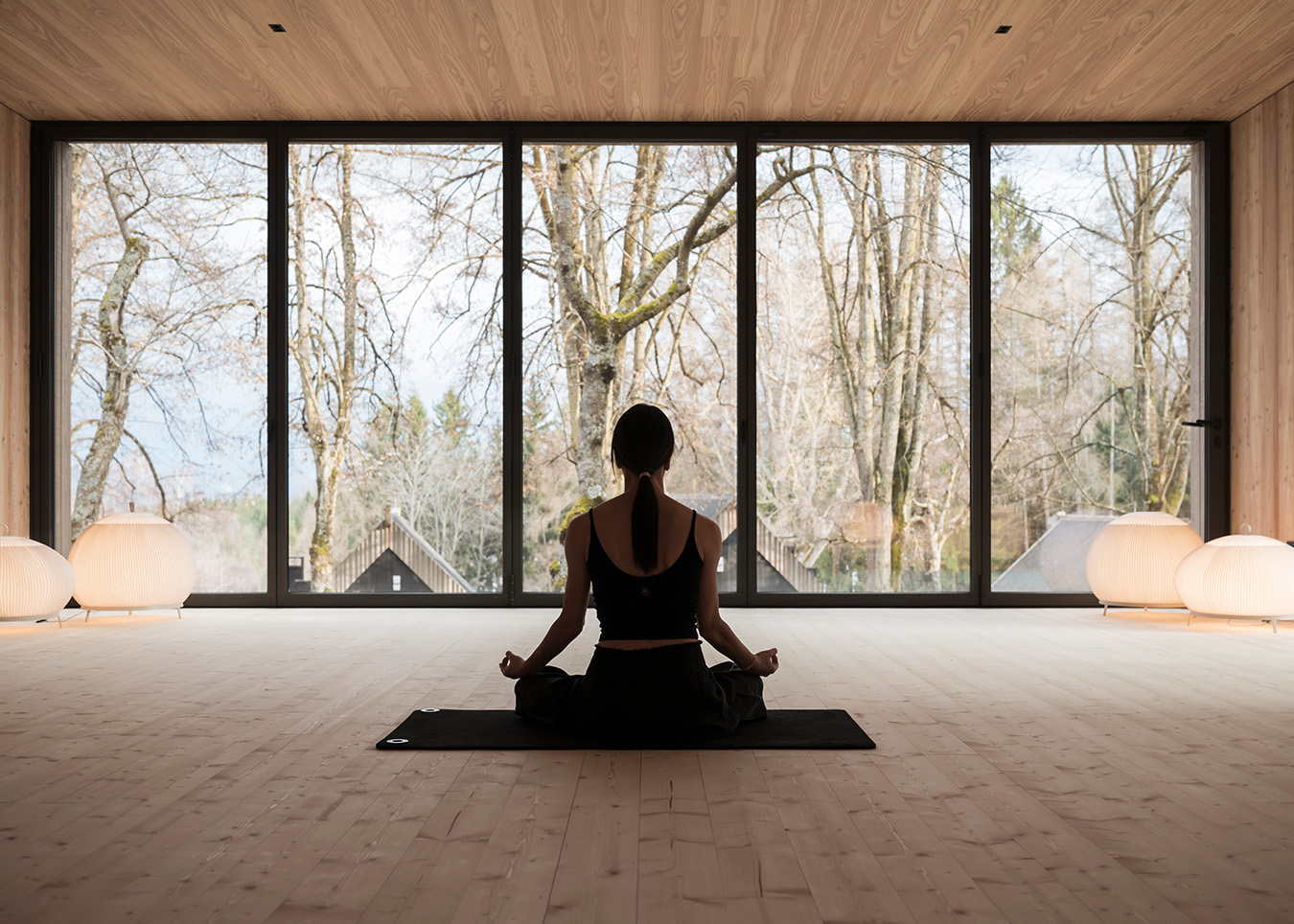 Yoga au pavillon Adler Ritten Femme pratiquant le yoga face à une forêt au pavillon Adler Ritten