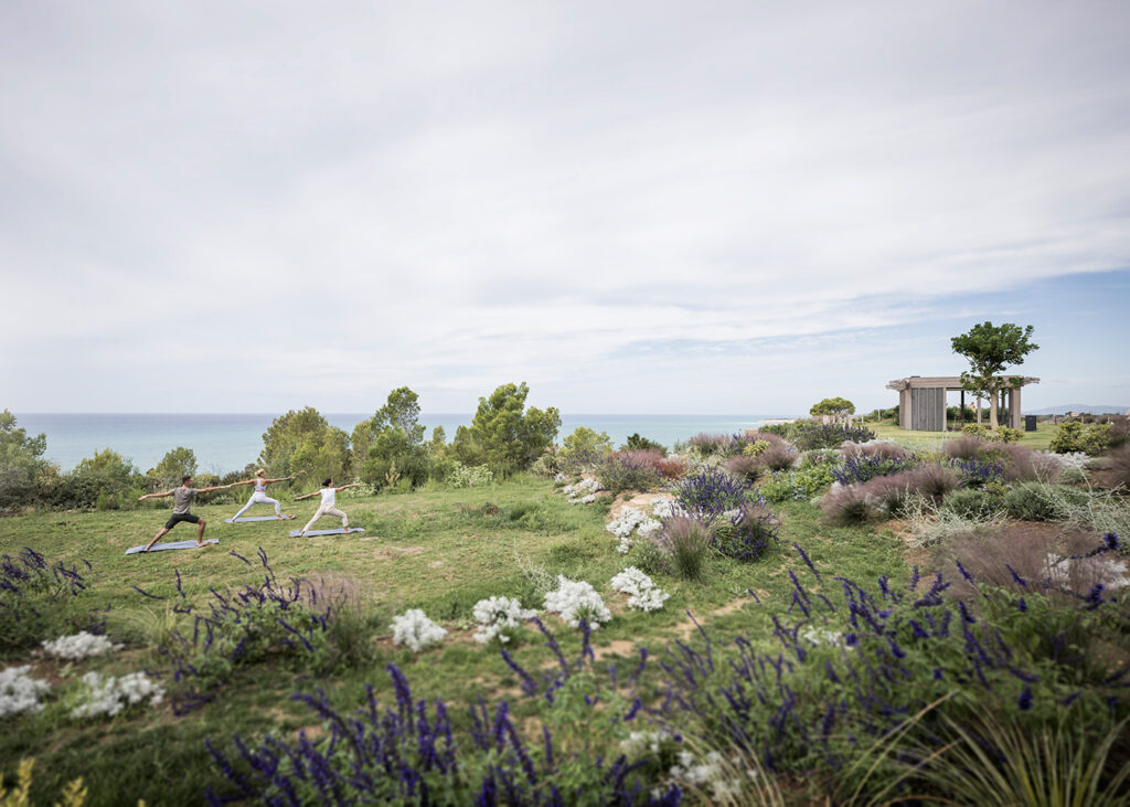 sicilia-adler-resort-yoga-jardin-vue mer-blog-lesvoyagesdapogee