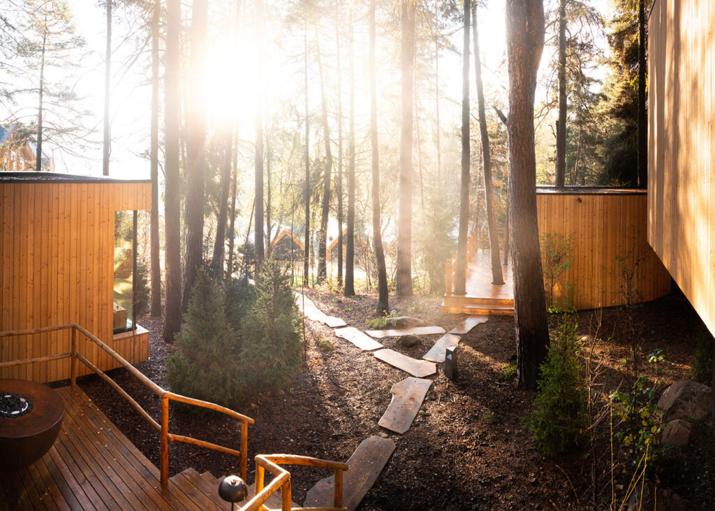 ritten adler resort-la forêt et les arbres autour des chalets en bois-blog-lesvoyagesdapogee