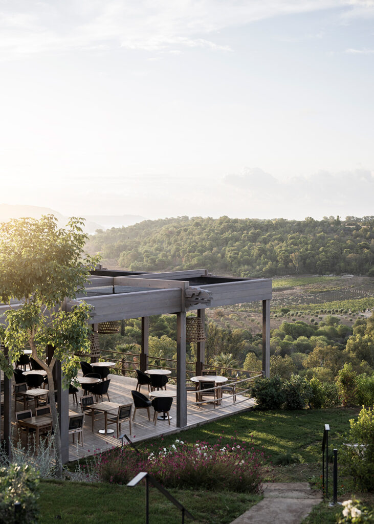sicilia adler resort vue terrasse en angle ouverte sur le paysage-blog lesvoyagesdapogee