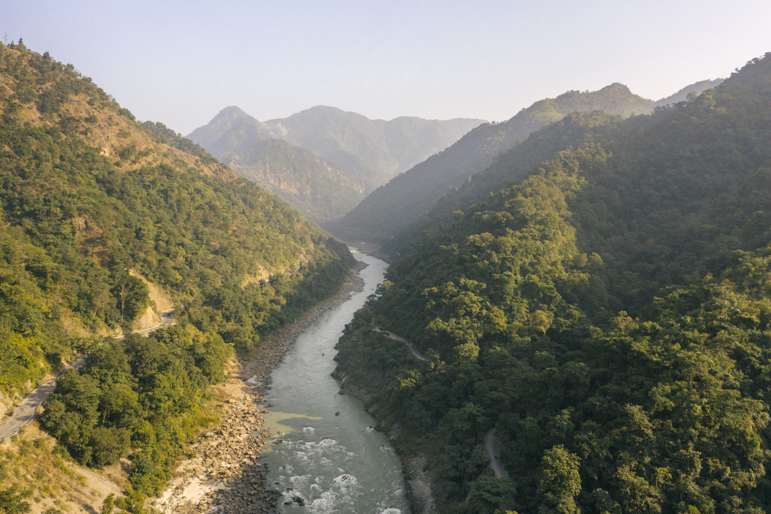 Paysage des contreforts de l’Himalaya près de Six Senses Vana