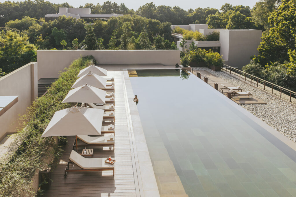 Piscine extérieure de Six Senses Vana au cœur de la végétation