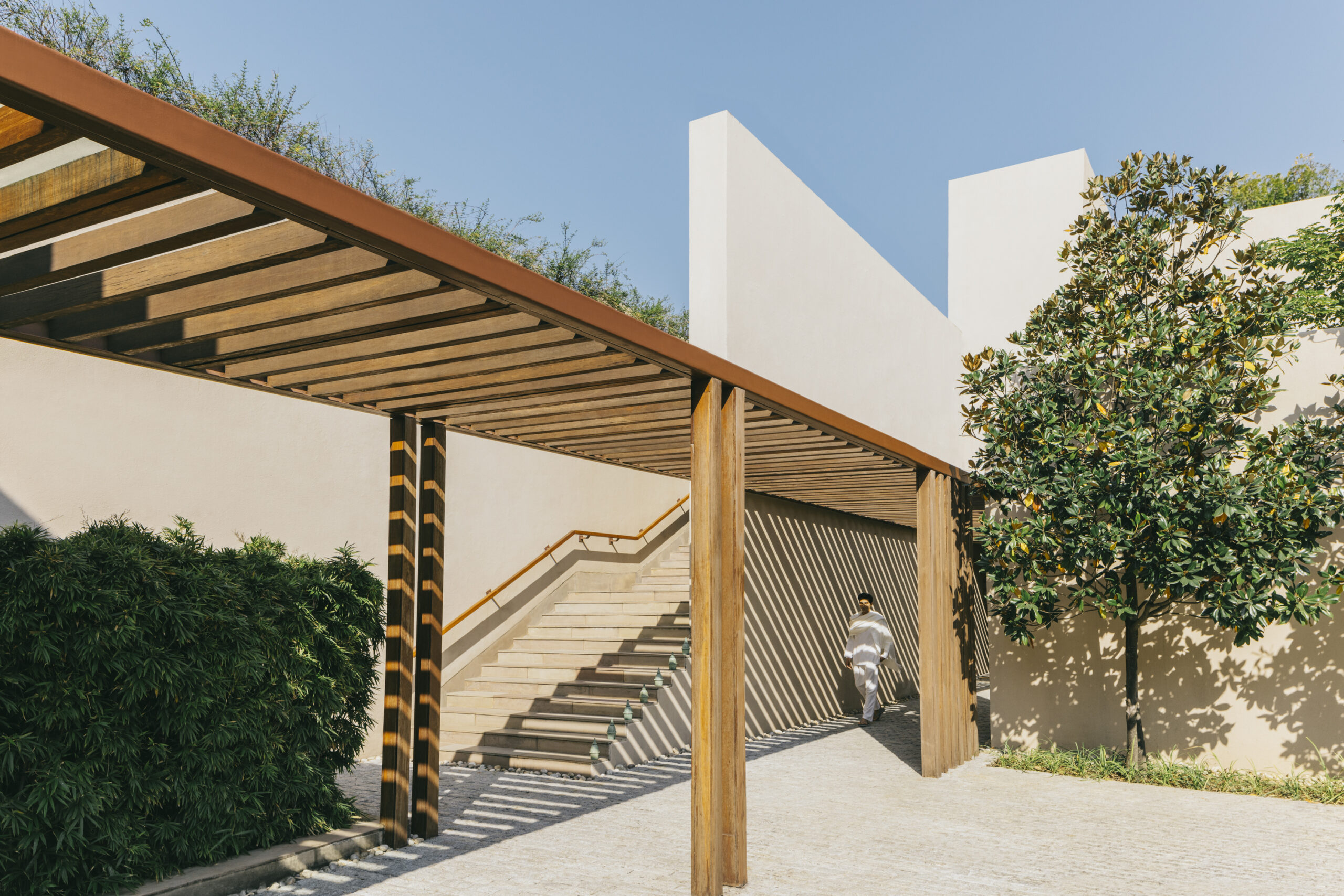 Architecture contemporaine de Six Senses Vana entre bois et lignes épurées
