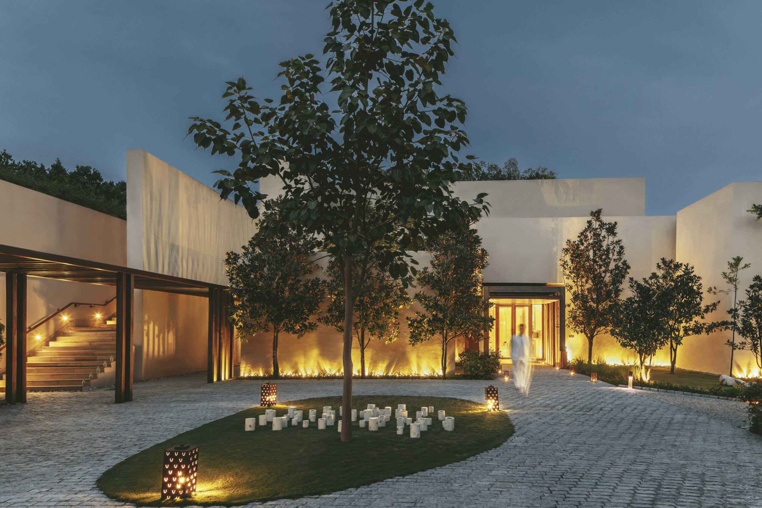 Cour intérieure de Six Senses Vana au crépuscule