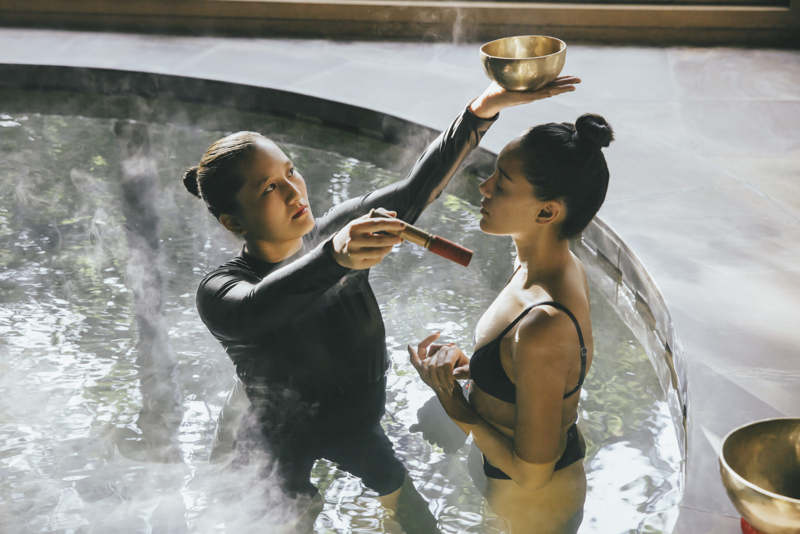 Séance de Watsu dans le bassin de Six Senses Vana