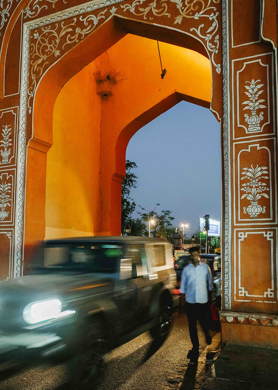 gate-nocturne-voiture-pieton-jaipur-inde-R0006849 Porte monumentale de Jaipur de nuit avec voiture et piéton, Rajasthan, Inde
