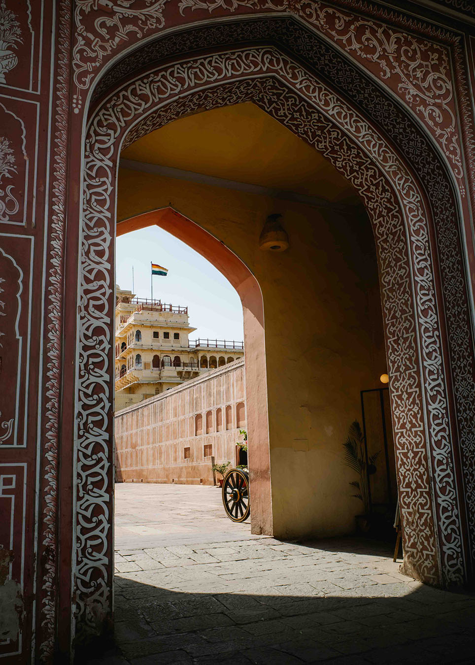 porte-city_palace-jaipur-inde-R0006578 Porte décorée du City Palace de Jaipur ouvrant sur une cour intérieure