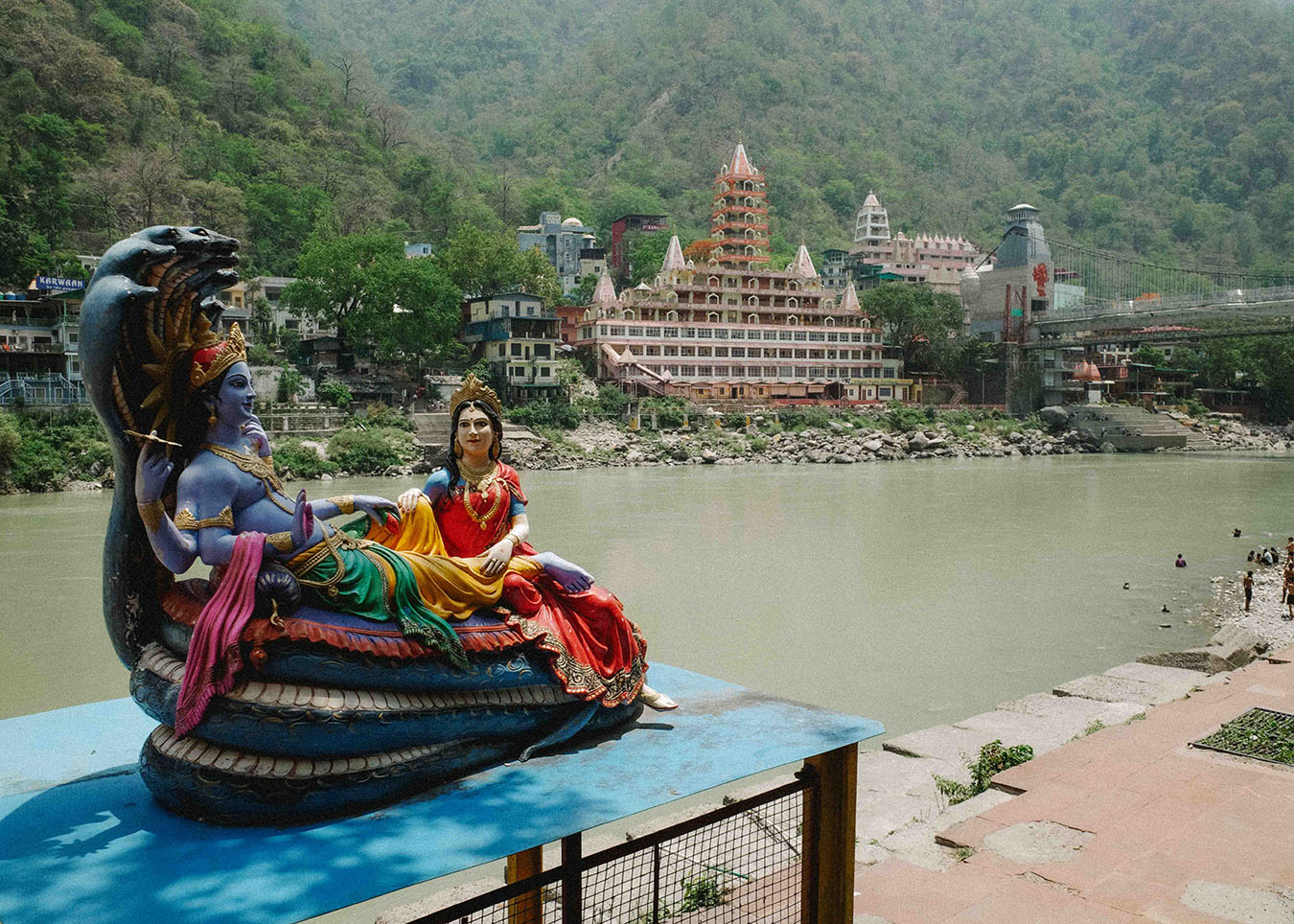 vishnou-lakshmi-gange-rishikesh-inde-R0006300 Statues de divinités hindoues au bord du Gange à Rishikesh, en Inde