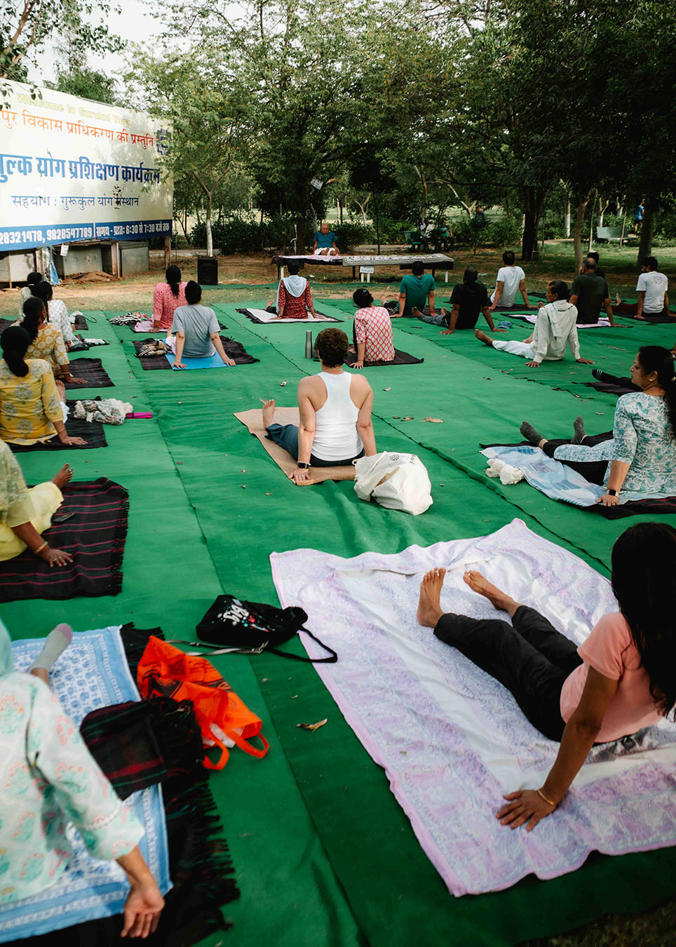 yoga-public_session-central_park-jaipur-inde-R0006614 copie Séance collective de yoga en plein air au Central Park de Jaipur, en Inde